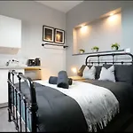 Sophisticated Studio In Moseley